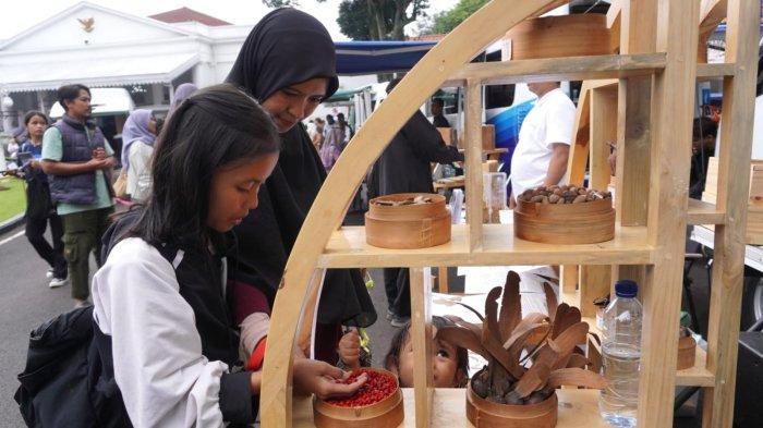 Warga melihat produk hasil hutan yang dipamerkan Dinas Kehutanan Jawa Barat dalam gelaran Abdi Nagri Nganjang Ka Warga edisi pertama, di halaman Gedung Pakuan, Jalan Otto Iskandardinata, Kota Bandung, Jawa Barat, Sabtu (12/4/2025).