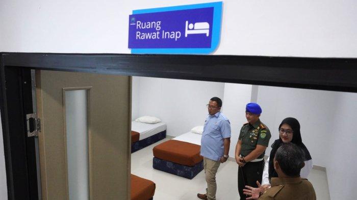 Tamu undangan meninjau ruang rawat inap saat peresmian Gedung Rehabilitasi Penyalahguna Narkotika dan Kantor BNN Kota Bandung, di Jalan Ciung Wanara, Kota Bandung, Jawa Barat, Senin (14/4/2025).