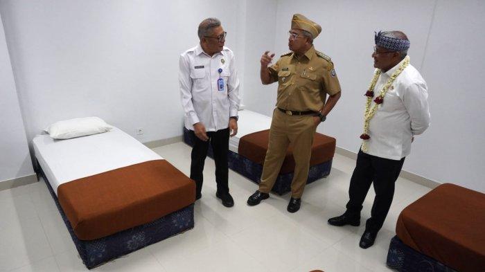 Kepala Badan Narkotika Nasional (BNN) RI, Komjen Pol Marthinus Hukom (kanan) bersama Wali Kota Bandung, Muhammad Farhan (tengah) meninjau ruang rawat inap saat peresmian Gedung Rehabilitasi Penyalahguna Narkotika dan Kantor BNN Kota Bandung, di Jalan Ciung Wanara, Kota Bandung, Jawa Barat, Senin (14/4/2025).
