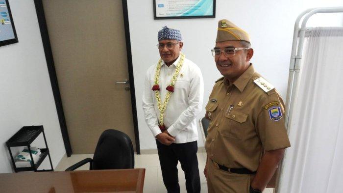 Kepala Badan Narkotika Nasional (BNN) RI, Komjen Pol Marthinus Hukom (kiri) bersama Wali Kota Bandung, Muhammad Farhan meninjau ruang pemeriksaan saat peresmian Gedung Rehabilitasi Penyalahguna Narkotika dan Kantor BNN Kota Bandung, di Jalan Ciung Wanara, Kota Bandung, Jawa Barat, Senin (14/4/2025).