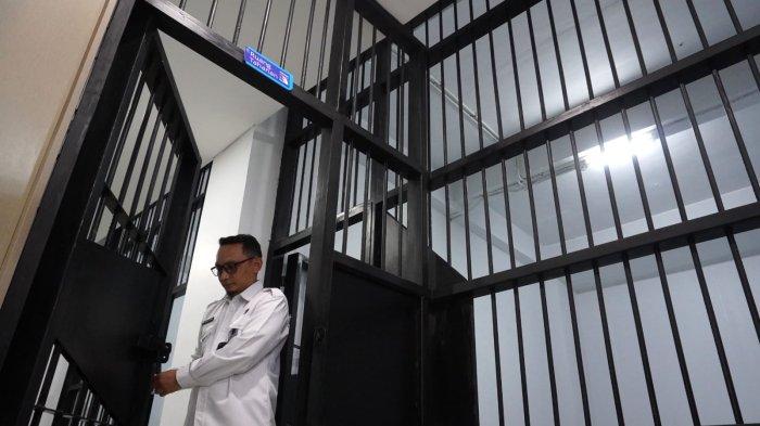 Seorang petugas memeriksa ruang tahanan seusai peresmian Gedung Rehabilitasi Penyalahguna Narkotika dan Kantor BNN Kota Bandung, di Jalan Ciung Wanara, Kota Bandung, Jawa Barat, Senin (14/4/2025).