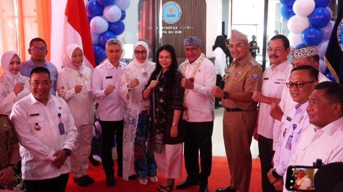 Kepala Badan Narkotika Nasional (BNN) RI, Komjen Pol Marthinus Hukom (keenam kanan) dan Wali Kota Bandung, Muhammad Farhan (kelima kanan) berfoto bersama pejabat terkait pada peresmian Gedung Rehabilitasi Penyalahguna Narkotika dan Kantor BNN Kota Bandung, di Jalan Ciung Wanara, Kota Bandung, Jawa Barat, Senin (14/4/2025).