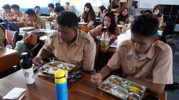 Pelajar menyantap makan bergizi gratis (MBG), di SMAN 20, Jalan Citarum, Kota Bandung, Jawa Barat, Senin (14/4/2025).