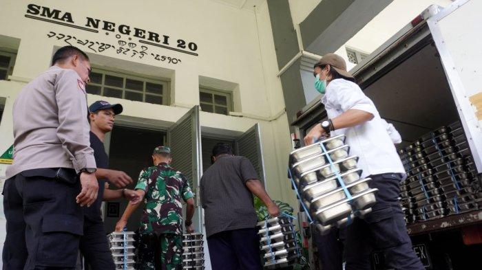 Petugas mendistribusikan makan bergizi gratis (MBG) untuk pelajar, di SMAN 20, Jalan Citarum, Kota Bandung, Jawa Barat, Senin (14/4/2025).