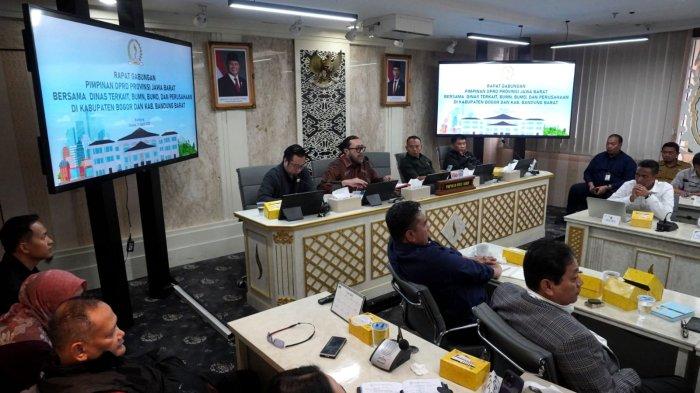 Wakil Ketua DPRD Jabar, Ono Surono memimpin rapat gabungan terkait lingkungan hidup, di Ruang Rapat Badan Musyawarah DPRD Provinsi Jawa Barat, Jalan Diponegoro, Kota Bandung, Selasa (15/4/2025).