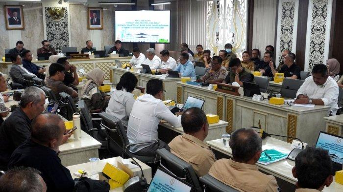 Dewan Perwakilan Rakyat Daerah (DPRD) Provinsi Jawa Barat menggelar rapat gabungan terkait lingkungan hidup, di Ruang Rapat Badan Musyawarah DPRD Provinsi Jawa Barat, Jalan Diponegoro, Kota Bandung, Selasa (15/4/2025).