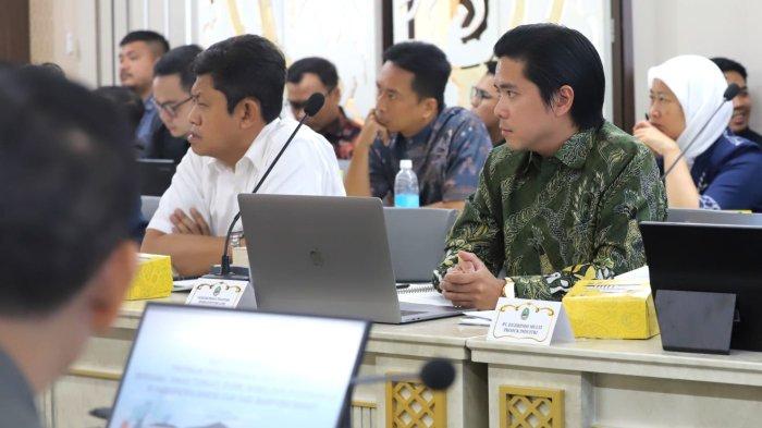 Direktur Eiger, Imanuel Wirajaya menghadiri menyampaikan paparan dalam rapat gabungan terkait lingkungan hidup, di Ruang Rapat Badan Musyawarah DPRD Provinsi Jawa Barat, Jalan Diponegoro, Kota Bandung, Selasa (15/4/2025).