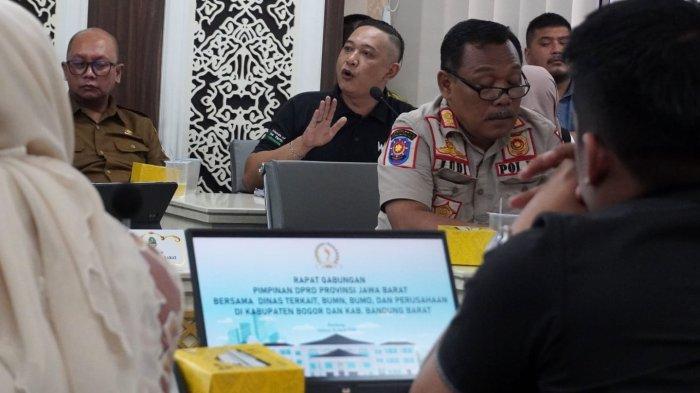 Direktur Eksekutif Walhi Jawa Barat, Wahyudin Iwang menyampaikan pendapat dalam dalam rapat gabungan terkait lingkungan hidup, di Ruang Rapat Badan Musyawarah DPRD Provinsi Jawa Barat, Jalan Diponegoro, Kota Bandung, Selasa (15/4/2025).