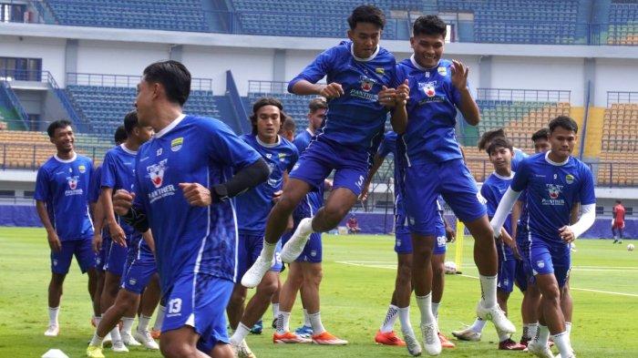 Skuad Persib Bandung menjalani latihan (official training) di Stadion Gelora Bandung Lautan Api (GBLA), Kota Bandung, Jawa Barat, Kamis (17/4/2025).