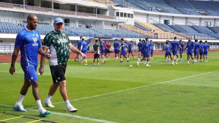 Skuad Persib Bandung menjalani latihan (official training) di Stadion Gelora Bandung Lautan Api (GBLA), Kota Bandung, Jawa Barat, Kamis (17/4/2025).