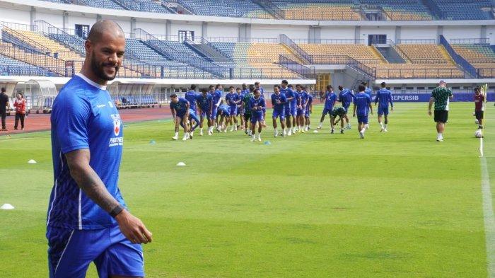 Skuad Persib Bandung menjalani latihan (official training) di Stadion Gelora Bandung Lautan Api (GBLA), Kota Bandung, Jawa Barat, Kamis (17/4/2025).