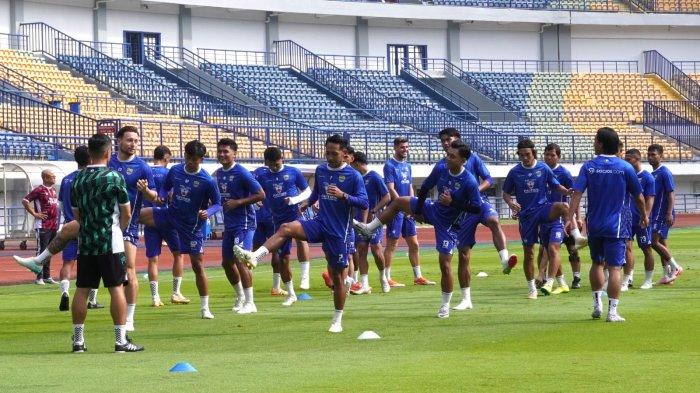 Skuad Persib Bandung menjalani latihan (official training) di Stadion Gelora Bandung Lautan Api (GBLA), Kota Bandung, Jawa Barat, Kamis (17/4/2025).