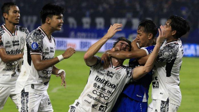 Pemain Persib Bandung, Beckham Putra menarik pemain Bali United yang sedang adu mulut dengan pemain Persib, Ciro Alves pada pertandingan lanjutan Liga 1 2024-2025, di Stadion Gelora Bandung Lautan Api (GBLA), Gedebage, Kota Bandung, Jawa Barat, Jumat (18/4/2025).