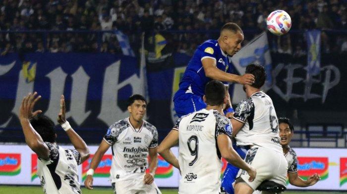 Pemain Persib Bandung, Gustavo Moreno de Franca menanduk bola ke gawang Bali United pada pertandingan lanjutan Liga 1 2024-2025, di Stadion Gelora Bandung Lautan Api (GBLA), Gedebage, Kota Bandung, Jawa Barat, Jumat (18/4/2025).