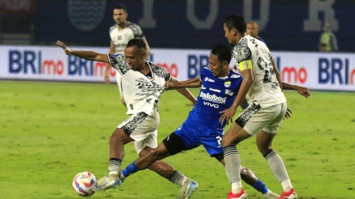 Pemain Persib Bandung, Beckham Putra berebut bola dengan pemain Bali United pada pertandingan lanjutan Liga 1 2024-2025, di Stadion Gelora Bandung Lautan Api (GBLA), Gedebage, Kota Bandung, Jawa Barat, Jumat (18/4/2025).