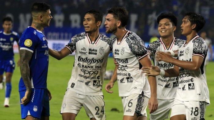 Pemain Persib Bandung, Ciro Alves bersitegang dengan pemain Bali United pada pertandingan lanjutan Liga 1 2024-2025, di Stadion Gelora Bandung Lautan Api (GBLA), Gedebage, Kota Bandung, Jawa Barat, Jumat (18/4/2025).