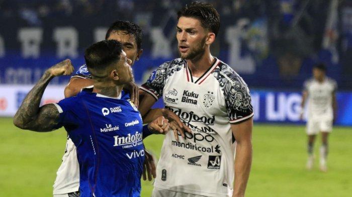 Pemain Persib Bandung, Ciro Alves bersitegang dengan pemain Bali United pada pertandingan lanjutan Liga 1 2024-2025, di Stadion Gelora Bandung Lautan Api (GBLA), Gedebage, Kota Bandung, Jawa Barat, Jumat (18/4/2025).