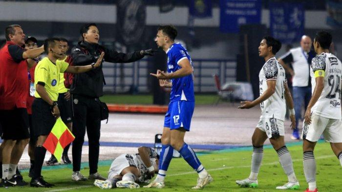 Pemain Persib Bandung, Mateo Kocijan protes kepada hakim garis yang telah menilainya melakukan pelanggaran kepada pemain Bali United pada pertandingan lanjutan Liga 1 2024-2025, di Stadion Gelora Bandung Lautan Api (GBLA), Gedebage, Kota Bandung, Jawa Barat, Jumat (18/4/2025).