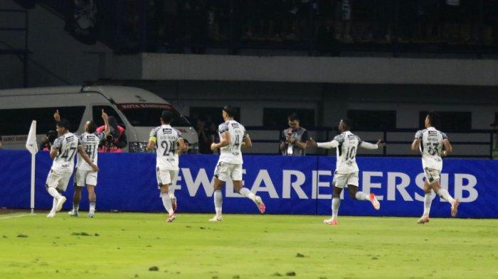Pemain Bali United, Irfan Jaya bersama kawan-kawan melakukan selebrasi setelah mencetak gol ke gawang Persib Bandung pada pertandingan lanjutan Liga 1 2024-2025, di Stadion Gelora Bandung Lautan Api (GBLA), Gedebage, Kota Bandung, Jawa Barat, Jumat (18/4/2025).