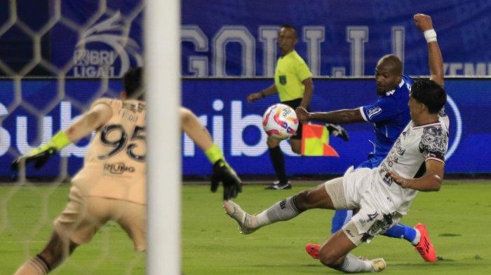 Pemain Persib Bandung, Gervane Kastaneer melancarkan tendangan ke gawang Bali United pada pertandingan lanjutan Liga 1 2024-2025, di Stadion Gelora Bandung Lautan Api (GBLA), Gedebage, Kota Bandung, Jawa Barat, Jumat (18/4/2025).
