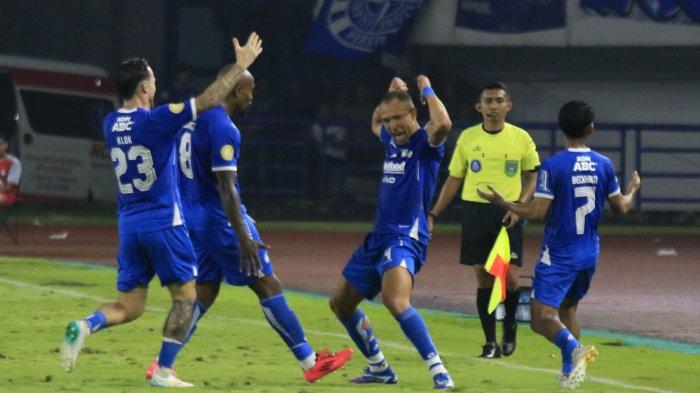 Pemain Persib Bandung, Gustavo Moreno de Franca melakukan selebrasi setelah mencetak gol ke gawang Bali United pada pertandingan lanjutan Liga 1 2024-2025, di Stadion Gelora Bandung Lautan Api (GBLA), Gedebage, Kota Bandung, Jawa Barat, Jumat (18/4/2025).