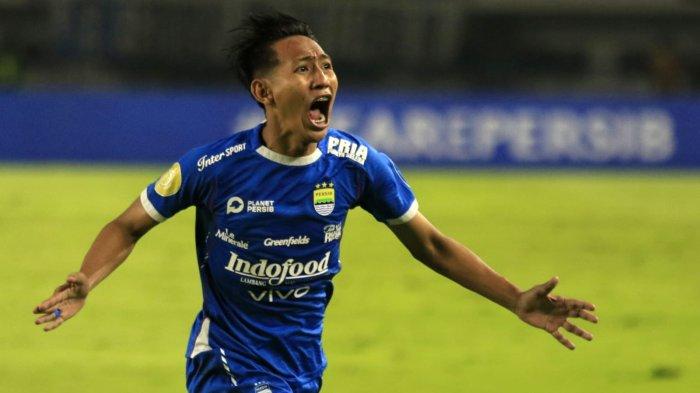Pemain Persib Bandung, Beckham Putra melakukan selebrasi setelah mencetak gol ke gawang Bali United pada pertandingan lanjutan Liga 1 2024-2025, di Stadion Gelora Bandung Lautan Api (GBLA), Gedebage, Kota Bandung, Jawa Barat, Jumat (18/4/2025).