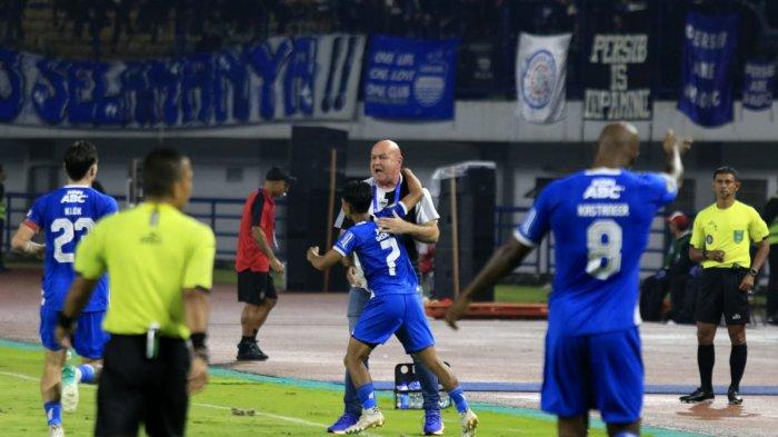 Pemain Persib Bandung, Beckham Putra merangkul pelatih Bojan Hodak setelah mencetak gol ke gawang Bali United pada pertandingan lanjutan Liga 1 2024-2025, di Stadion Gelora Bandung Lautan Api (GBLA), Gedebage, Kota Bandung, Jawa Barat, Jumat (18/4/2025).