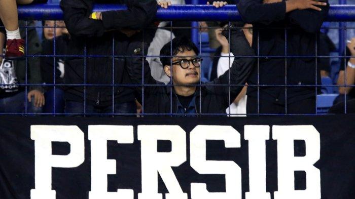 Bobotoh menyaksikan pertandingan Persib Bandung melawan Bali United pada lanjutan Liga 1 2024-2025, di Stadion Gelora Bandung Lautan Api (GBLA), Gedebage, Kota Bandung, Jawa Barat, Jumat (18/4/2025).