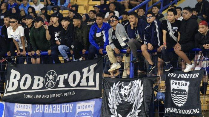 Bobotoh menyaksikan pertandingan Persib Bandung melawan Bali United pada lanjutan Liga 1 2024-2025, di Stadion Gelora Bandung Lautan Api (GBLA), Gedebage, Kota Bandung, Jawa Barat, Jumat (18/4/2025).