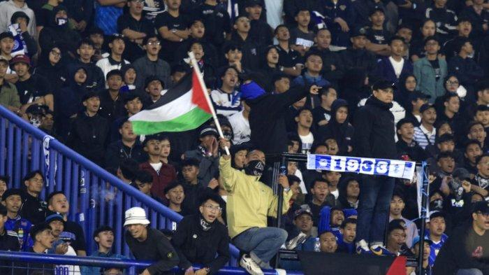 Bobotoh memberikan dukungan kepada Persib Bandung melawan Bali United pada lanjutan Liga 1 2024-2025, di Stadion Gelora Bandung Lautan Api (GBLA), Gedebage, Kota Bandung, Jawa Barat, Jumat (18/4/2025).