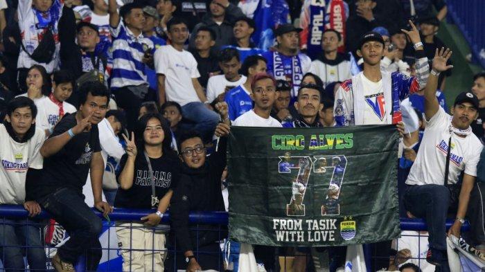 Bobotoh memberikan dukungan kepada Persib Bandung melawan Bali United pada lanjutan Liga 1 2024-2025, di Stadion Gelora Bandung Lautan Api (GBLA), Gedebage, Kota Bandung, Jawa Barat, Jumat (18/4/2025).