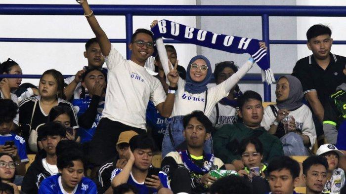 Bobotoh memberikan dukungan kepada Persib Bandung melawan Bali United pada lanjutan Liga 1 2024-2025, di Stadion Gelora Bandung Lautan Api (GBLA), Gedebage, Kota Bandung, Jawa Barat, Jumat (18/4/2025).