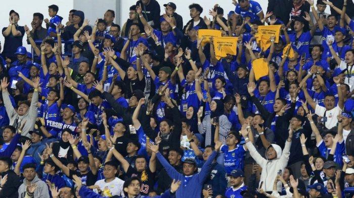 Bobotoh merayakan kemenangan Persib Bandung melawan Bali United pada lanjutan Liga 1 2024-2025, di Stadion Gelora Bandung Lautan Api (GBLA), Gedebage, Kota Bandung, Jawa Barat, Jumat (18/4/2025).