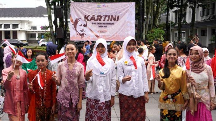 Sejumlah pelajar putri mengenakan kebaya mengibarkan bendera merah putih pada Peringatan Hari Kartini, di Plaza Balai Kota Bandung, Jalan Wastukencana, Kota Bandung, Jawa Barat, Senin (21/4/2025).