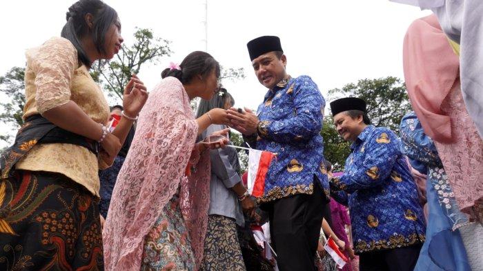 Wakil Wali Kota Bandung, Erwin menyalami puluhan pelajar putri yang mengenakan kebaya saat memperingati Hari Kartini dalam acara apel pagi, di Plaza Balai Kota Bandung, Jalan Wastukencana, Kota Bandung, Jawa Barat, Senin (21/4/2025).