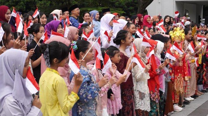 Sejumlah pelajar putri mengenakan kebaya berfoto bersama Wali Kota Bandung, Muhammad Farhan dan Wakil Wali Kota Bandung, Erwin pada peringatan Hari Kartini dalam acara apel pagi, di Plaza Balai Kota Bandung, Jalan Wastukencana, Kota Bandung, Jawa Barat, Senin (21/4/2025).