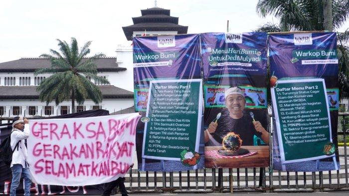 Walhi Jabar bersama Gerak Sa Bumi menggelar aksi Memperingati Hari Bumi di depan Gedung Sate, Kota Bandung, Jawa Barat, Selasa (22/4/2025).
