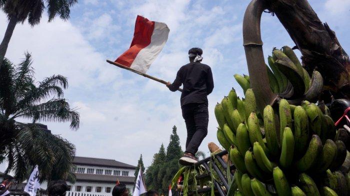 Walhi Jabar bersama Gerak Sa Bumi menggelar aksi Memperingati Hari Bumi di depan Gedung Sate, Kota Bandung, Jawa Barat, Selasa (22/4/2025).
