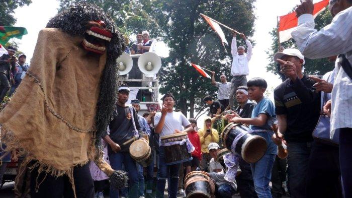 Walhi Jabar bersama Gerak Sa Bumi menggelar aksi Memperingati Hari Bumi di depan Gedung Sate, Kota Bandung, Jawa Barat, Selasa (22/4/2025).