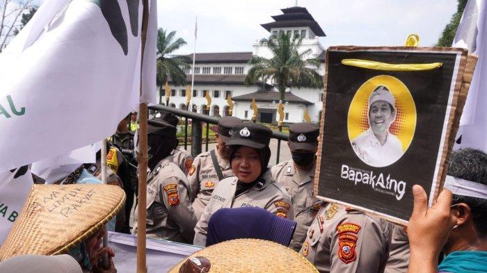 Walhi Jabar bersama Gerak Sa Bumi menggelar aksi Memperingati Hari Bumi di depan Gedung Sate, Kota Bandung, Jawa Barat, Selasa (22/4/2025).