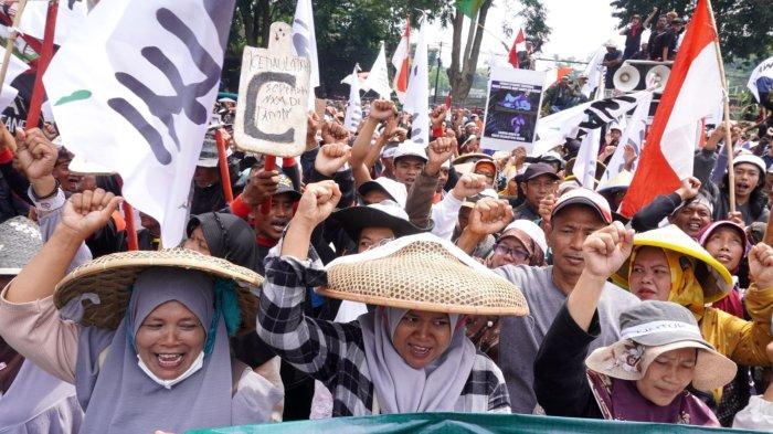 Walhi Jabar bersama Gerak Sa Bumi menggelar aksi Memperingati Hari Bumi di depan Gedung Sate, Kota Bandung, Jawa Barat, Selasa (22/4/2025).