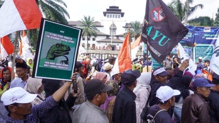 Walhi Jabar bersama Gerak Sa Bumi menggelar aksi Memperingati Hari Bumi di depan Gedung Sate, Kota Bandung, Jawa Barat, Selasa (22/4/2025).