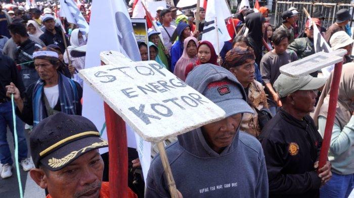 Walhi Jabar bersama Gerak Sa Bumi menggelar aksi Memperingati Hari Bumi di depan Gedung Sate, Kota Bandung, Jawa Barat, Selasa (22/4/2025).