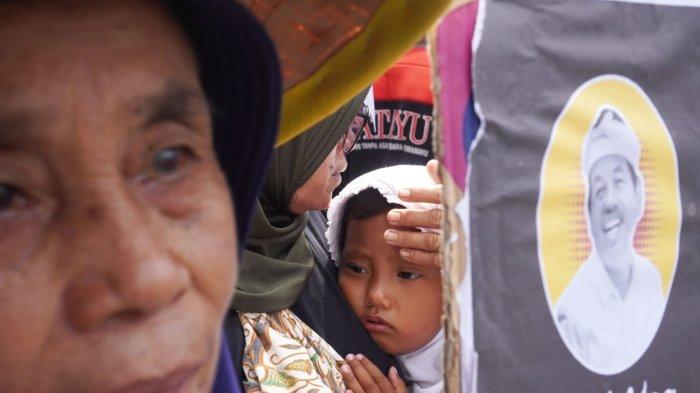 Walhi Jabar bersama Gerak Sa Bumi menggelar aksi Memperingati Hari Bumi di depan Gedung Sate, Kota Bandung, Jawa Barat, Selasa (22/4/2025).