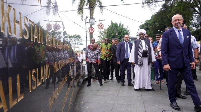 Sejumlah perwakilan dari 17 negara Uni Afrika berada di Monumen Solidaritas Asia Afrika saat melakukan Historycall Walk Peringatan 70 Tahun Konferensi Asia Afrika (KAA) di Jalan Asia Afrika, Kota Bandung, Jawa Barat, Rabu (23/4/2025).