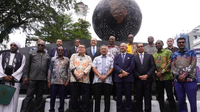 Walikota Bandung, Muhammad Farhan berfoto bersama sejumlah perwakilan dari 17 negara Uni Afrika di depan Monumen Solidaritas Asia Afrika saat mendampingi para delegasi tersebut melakukan Historical Walk Peringatan 70 Tahun Konferensi Asia Afrika (KAA) di Jalan Asia Afrika, Kota Bandung, Jawa Barat, Rabu (23/4/2025).