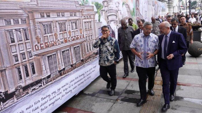 Walikota Bandung, Muhammad Farhan mendampingi sejumlah perwakilan dari 17 negara Uni Afrika melakukan Historical Walk Peringatan 70 Tahun Konferensi Asia Afrika (KAA) di Jalan Asia Afrika, Kota Bandung, Jawa Barat, Rabu (23/4/2025).