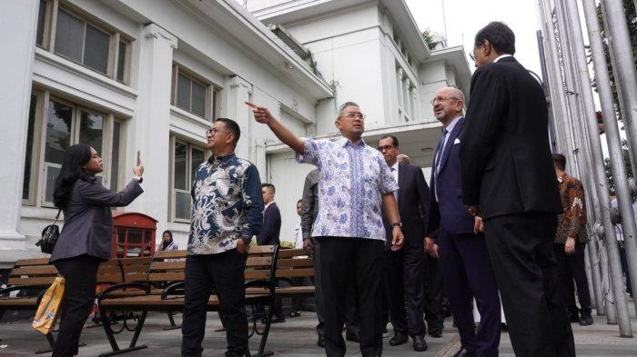 Walikota Bandung Muhammad Farhan mendampingi sejumlah perwakilan dari 17 negara Uni Afrika melakukan Historical Walk Peringatan 70 Tahun Konferensi Asia Afrika (KAA) di Jalan Asia Afrika, Kota Bandung, Jawa Barat, Rabu (23/4/2025).