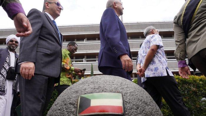 Walikota Bandung, Muhammad Farhan mendampingi sejumlah perwakilan dari 17 negara Uni Afrika melakukan Historical Walk Peringatan 70 Tahun Konferensi Asia Afrika (KAA) di Jalan Asia Afrika, Kota Bandung, Jawa Barat, Rabu (23/4/2025).