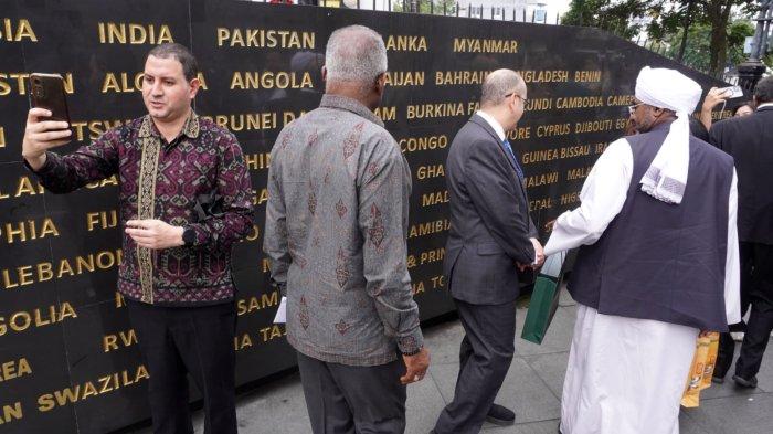 Sejumlah perwakilan dari 17 negara Uni Afrika berada di Monumen Solidaritas Asia Afrika saat melakukan Historical Walk Peringatan 70 Tahun Konferensi Asia Afrika (KAA) di Jalan Asia Afrika, Kota Bandung, Jawa Barat, Rabu (23/4/2025).